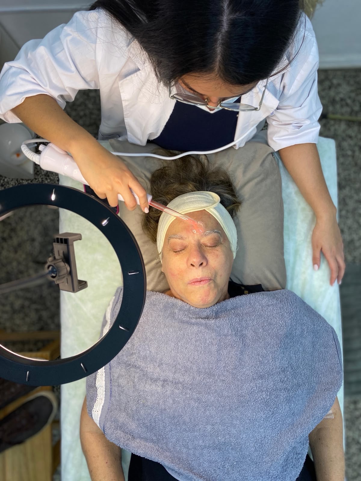 Mayra haciendo un tratamiento facial con alta frecuencia