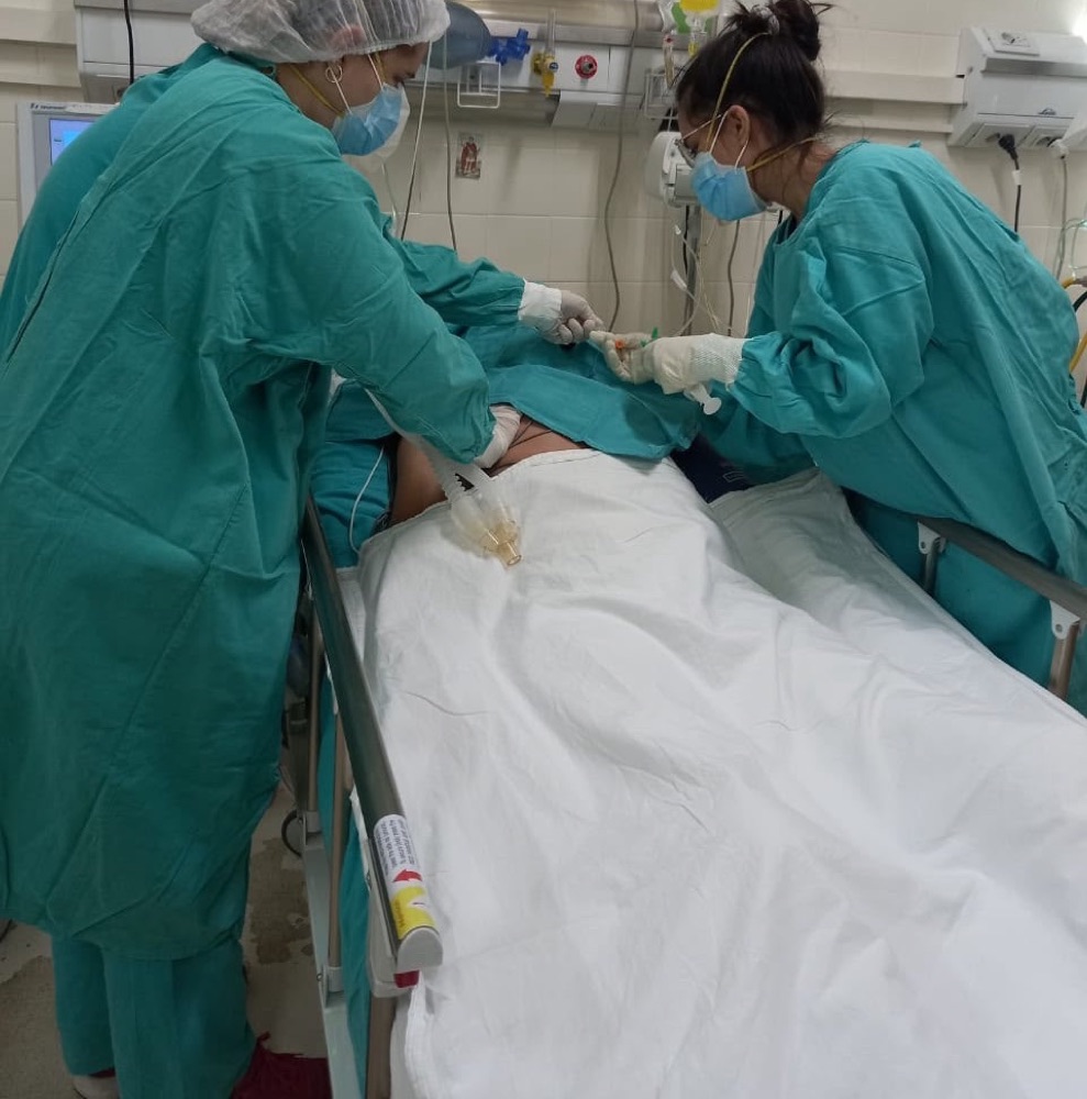 Mayra trabajando en terapia intensiva